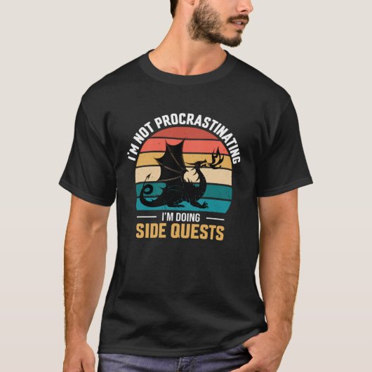 I m not procrastinating i m doing side quests tシャツ (正面)