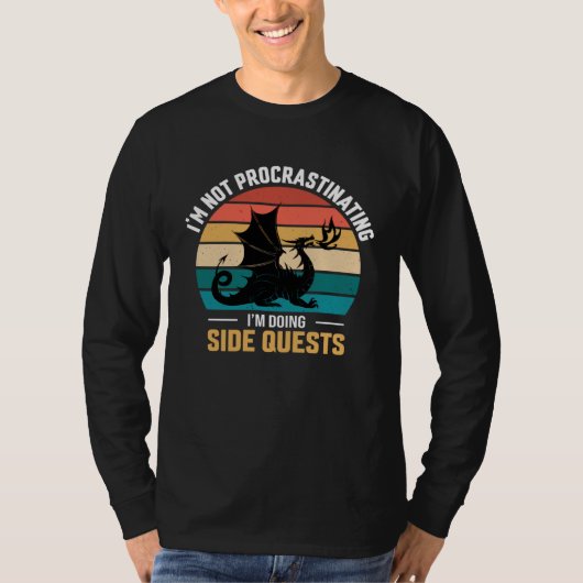 I m not procrastinating i m doing side quests tシャツ (正面)