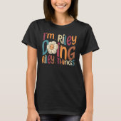 I m Riley Doing Riley Things Groovy Retro Riley Tシャツ (正面)