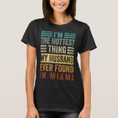 I m The Hottest Thing My Husband Ever Found In Mia Tシャツ (正面)