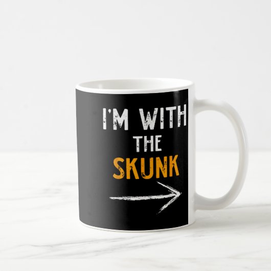 I’m With The Skunk Funny Halloween Matching Couple コーヒーマグカップ (右)