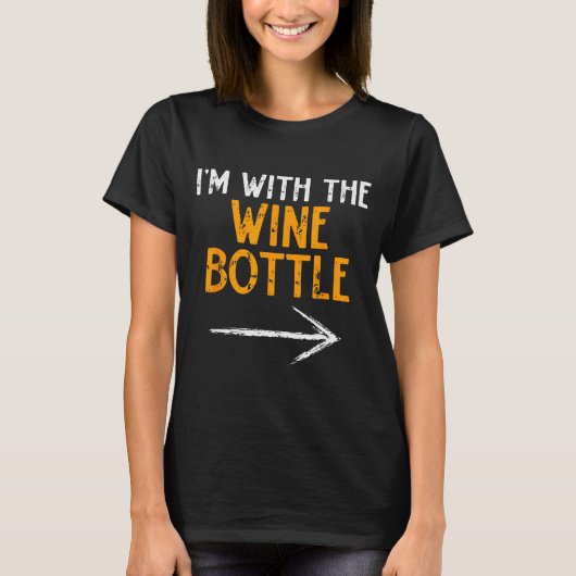 I’m With The Wine Bottle Halloween Matching Couple Tシャツ (正面)
