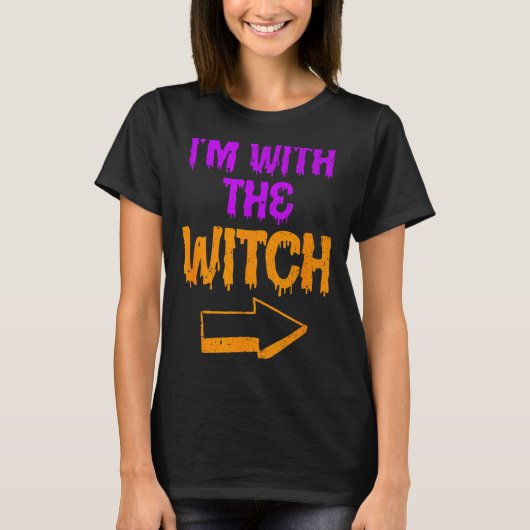 I’m With The Witch Funny Halloween Matching Couple Tシャツ (正面)