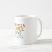 I Married a Birder - Send Snacks Bold Retro Design コーヒーマグカップ (正面右)