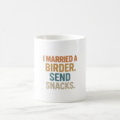 I Married a Birder - Send Snacks Bold Retro Design コーヒーマグカップ (中央)