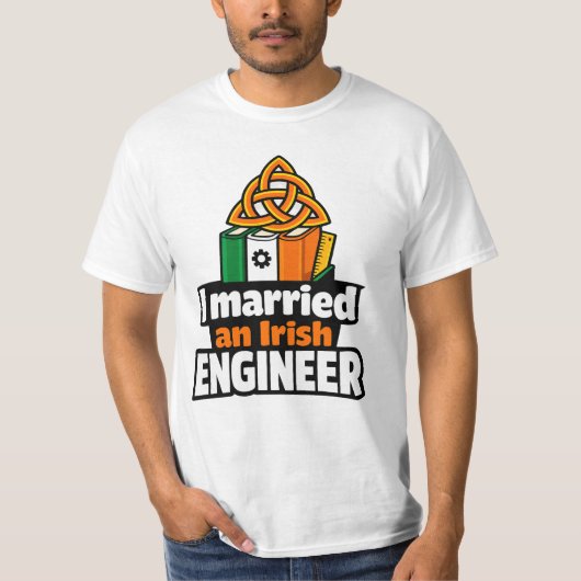 I Married an Irish Engineer Funny St Paddys Day  Tシャツ (正面)