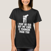 I May Be Old But Knee Is Younger  Men Knee Replace Tシャツ (正面)