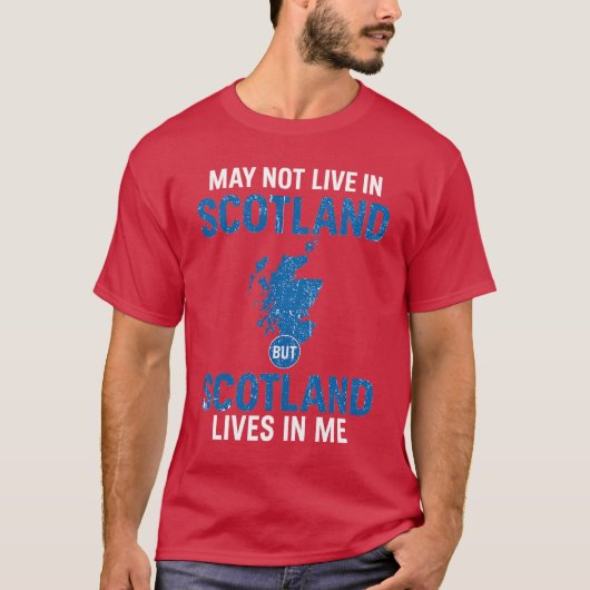 I MAY NOT LIVE IN SCOTLAND BUT SCOTLAND LIVES IN M Tシャツ (正面)
