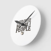 I Need Coffee Before I People – Funny Introvert Co ラウンド壁時計 (傾斜)