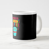 I NEED MORE COFFEE – Minimalist Script Coffee ジャンボコーヒーマグカップ (正面右)