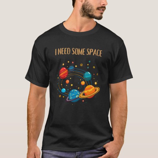 I NEED SOME SPACE – Funny Solar System  Tシャツ (正面)