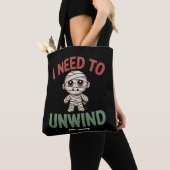 I Need to Unwind Funny Mummy Halloween Zombie トートバッグ (クローズアップ)