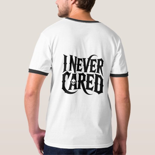 「I NEVER CARED」ゴシック スカル タイポグラフィーTシャツ Tシャツ (裏面)
