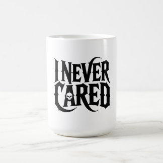 "I NEVER CARED" ゴシック スカル マグカップ - エッジーなタイポグラフィ
