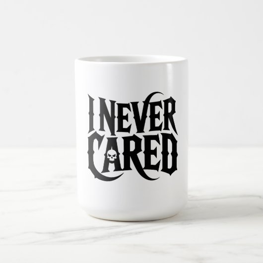 "I NEVER CARED" ゴシック スカル マグカップ - エッジーなタイポグラフィ (中央)