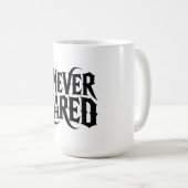 "I NEVER CARED" ゴシック スカル マグカップ - エッジーなタイポグラフィ (正面右)