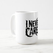 "I NEVER CARED" ゴシック スカル マグカップ - エッジーなタイポグラフィ (正面左)