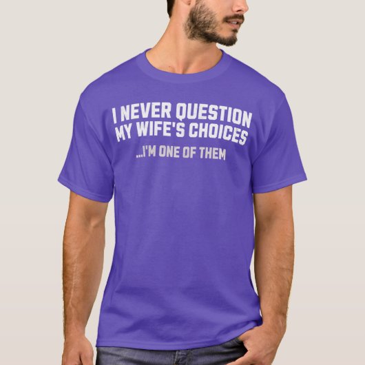 I Never Question My Wifes Choices Mens Funny Husba Tシャツ (正面)