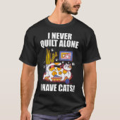 I Never Quilt Alone Funny Cat Lover Quilting For S Tシャツ (正面)