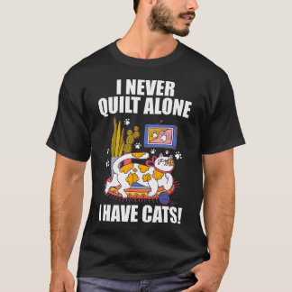 I Never Quilt Alone Funny Cat Lover Quilting For S Tシャツ