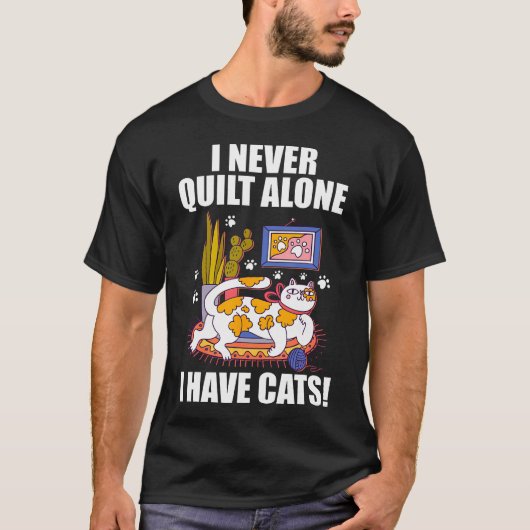 I Never Quilt Alone Funny Cat Lover Quilting For S Tシャツ (正面)