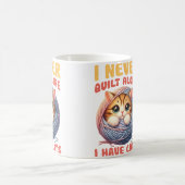 I Never Quilt Alone I Have Cats Quilting Lover コーヒーマグカップ (中央)