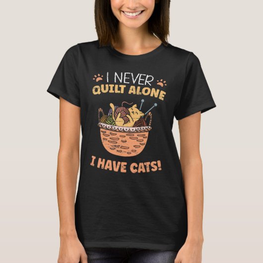 I Never Quilt Alone I Have Cats Quilting Sewing Tシャツ (正面)