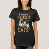 I Never Quilt Alone My Cat Helps Sewing Seamstress Tシャツ (正面)