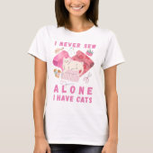 I Never Sew Alone I Have Cats - A Cat Sewing  Tシャツ (正面)