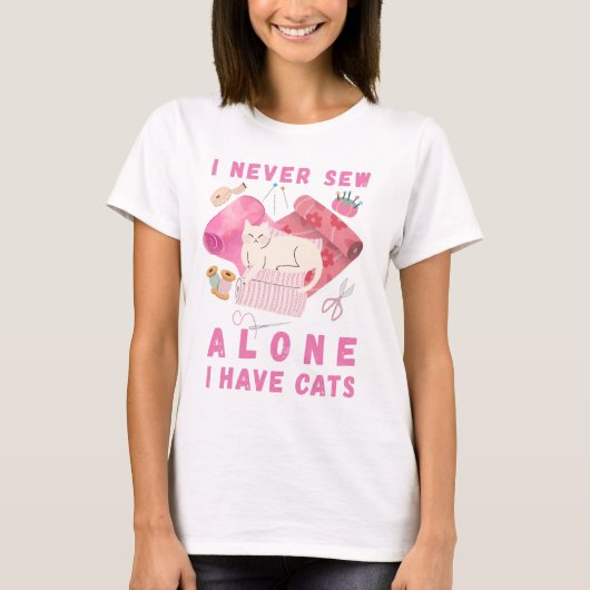 I Never Sew Alone I Have Cats - A Cat Sewing  Tシャツ (正面)