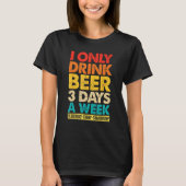 I Only Drink Beer 3 Days A Week Graphic Drinking Tシャツ (正面)
