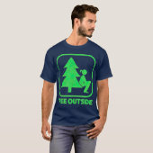 I Pee Outside Girl Sign Funny Camping Hiking Tシャツ (正面フル)