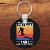 I Pet Cats I Ski And I Know Things キーホルダー (正面)