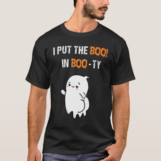 I Put The Boo In Booty Funny Halloween Ghost Tシャツ (正面)