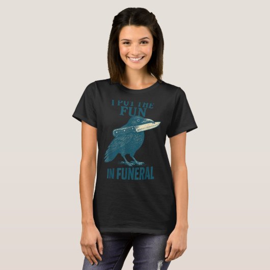 I Put The Fun In Funeral Crow Humor Quote  Tシャツ (正面フル)