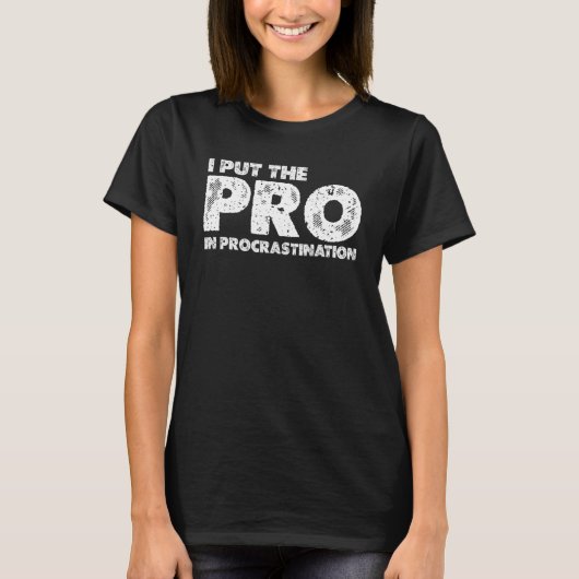 I Put The Pro In Procrastination Tシャツ (正面)