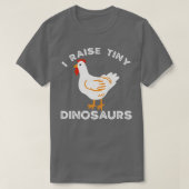I Raise Tiny Dinosaurs Chicken Dad Backyard Chicke Tシャツ (デザイン正面)