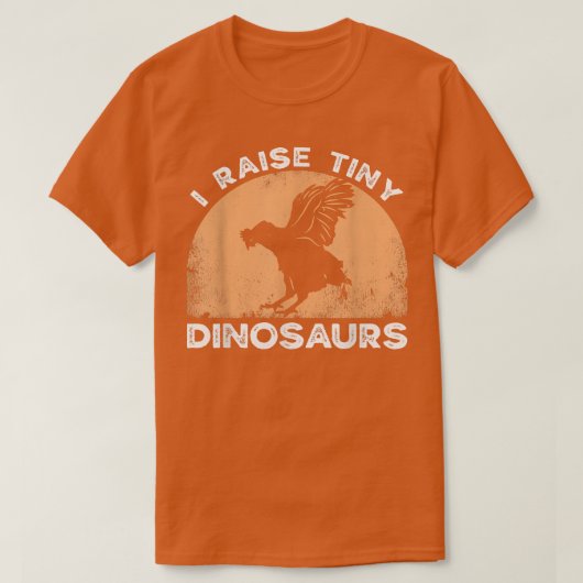 I Raise Tiny Dinosaurs Chicken Dad Backyard Chicke Tシャツ (デザイン正面)