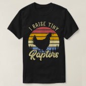 I Raise Tiny Raptors Chicken Mom  Tシャツ (デザイン正面)