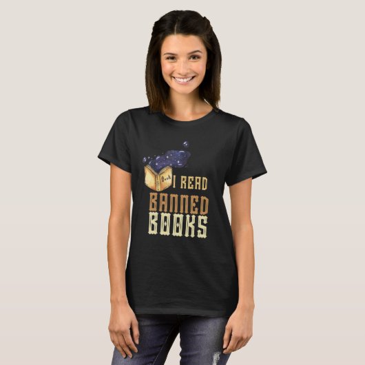 I Read Banned Books Reader Bookworm 8 Tシャツ (正面フル)