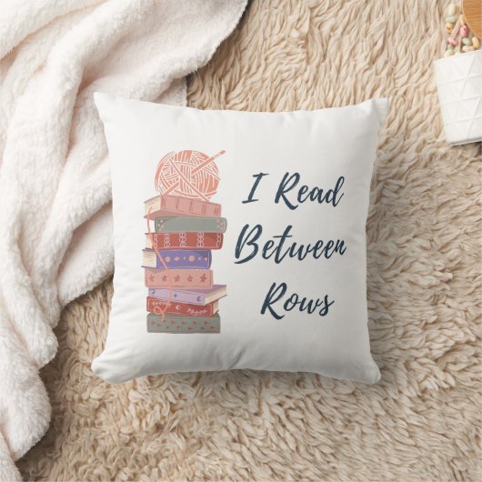 I Read Between Rows Crochet Knitting Book Lover クッション (ブランケット)
