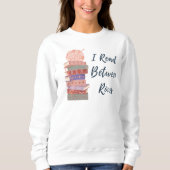 I Read Between Rows Crochet Knitting Book Lover スウェットシャツ (正面)
