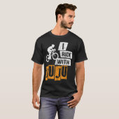 I Ride With Juju Graphic - 動揺しておもしろい Gift Tシャツ (正面フル)