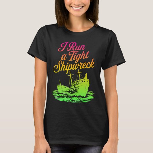I Run a Tight Shipwreck Funny Adulting Tシャツ (正面)