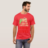 I Run On Coffee And Horror Movies Caffeine Addict  Tシャツ (正面フル)