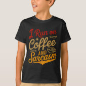 I Run On Coffee And Sarcasm - Funny Quote Humor  Tシャツ (正面)