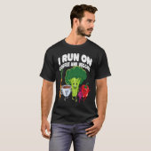 I Run On Coffee And Veggies Vegan Runner Vegetaria Tシャツ (正面フル)