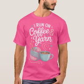 I Run On Coffee And Yarn Funny Knitting Knitter Tシャツ (正面)