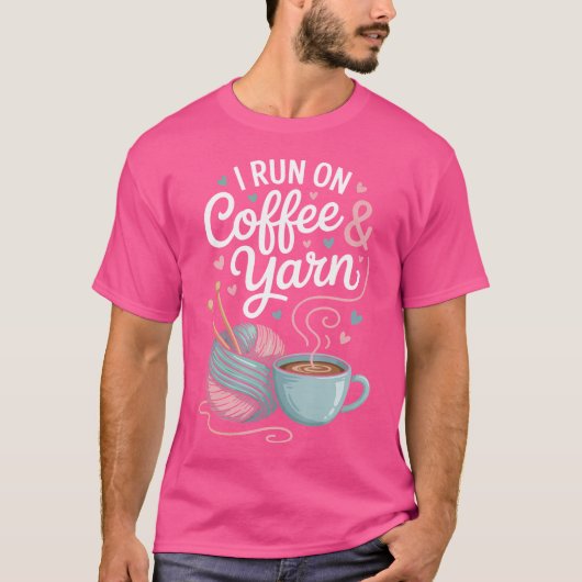 I Run On Coffee And Yarn Funny Knitting Knitter Tシャツ (正面)