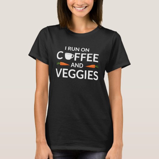 I Run On Coffee Veggies Vegetarian Vegan Quote Tシャツ (正面)